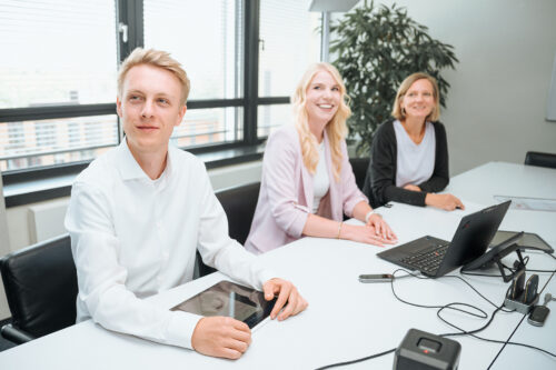 Gemeinsame Arbeit im Meetingraum