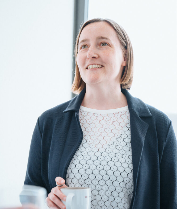Dr. Julia Mömken mit Kaffee in der Hand