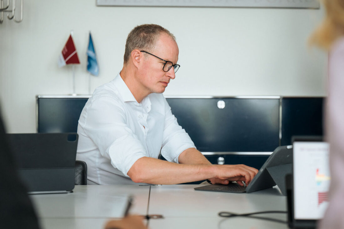 Marc Schreiner arbeitet am Laptop