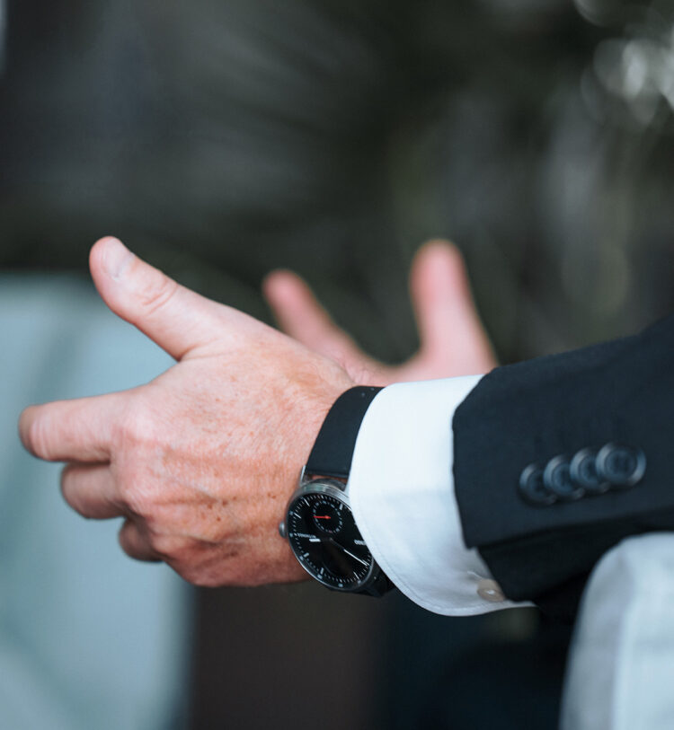 Uhr eines Mitarbeiters im Anzug